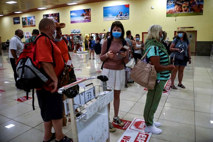 Turistas rusos hacen cola en aeropuerto Juan Gualberto Gómez