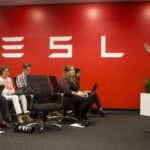 Análisis-La marca Tesla amenazada por el reclamo de acoso de Musk, críticas a los demócratas