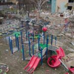 Se ve un patio de recreo dañado junto al edificio del jardín de infantes Barvinok en Makariv, Ucrania, el 19 de abril.