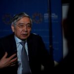 BOJ Kuroda dice que la inflación en Japón se mantendrá en torno al 2% durante un año