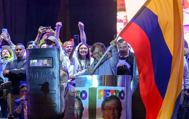 Petro resumió su campaña en una concurrida Plaza de Bolívar, en Bogotá, durante la cual insistió en la necesidad del cambio