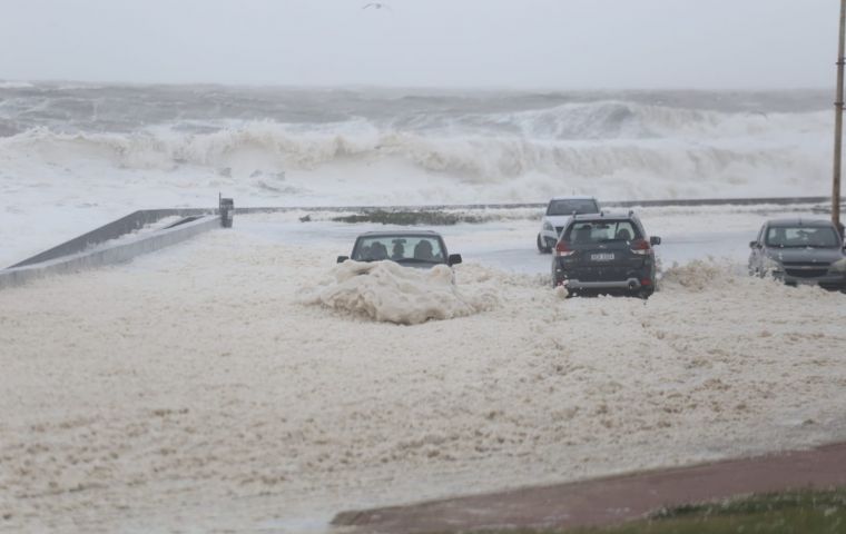 El ciclón subtropical calificado como “atípico” azotó este martes las costas uruguayas, principalmente en Maldonado y Rocha