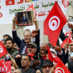 Cientos de personas se manifiestan en apoyo del presidente tunecino Saied