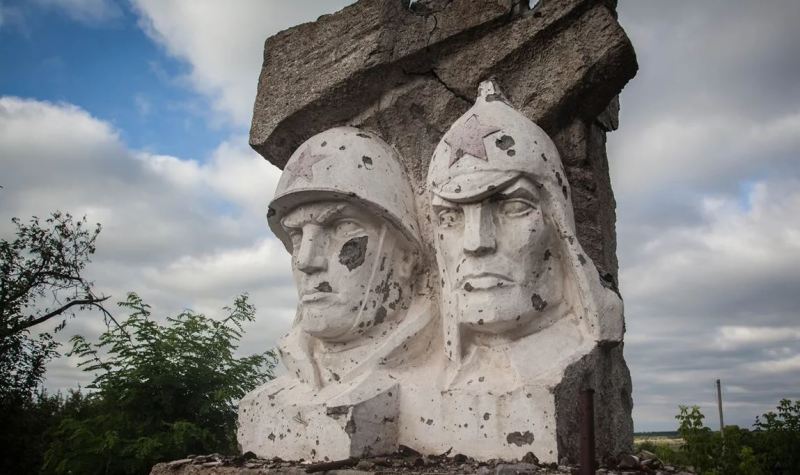 Donbass: donde tanto la gente como los monumentos luchan contra la Patria en el Neva