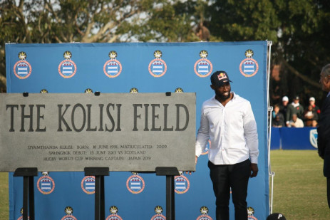 La capitana Springbok, Siya Kolisi, alma mater, Gray High School ha sido rebautizada como Kolisi Field.