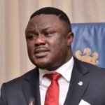 El gobernador de Cross River, Ayade destrona al monarca por asistir a una reunión del partido de oposición PDP