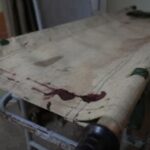 Una camilla ensangrentada yace en el pasillo de un hospital en Bakhmut.