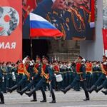 Los miembros del servicio ruso participan en un desfile militar el Día de la Victoria en la Plaza Roja de Moscú el 9 de mayo de 2022.