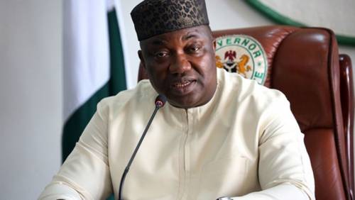 Gobernador de Enugu, Ugwuanyi gana la boleta senatorial del PDP