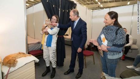 El primer ministro irlandés, Micheál Martin, se reúne con Vera Ruban en el Green Glens Arena.