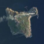 Una vista satelital muestra humo elevándose sobre Snake Island el 8 de mayo de 2022.