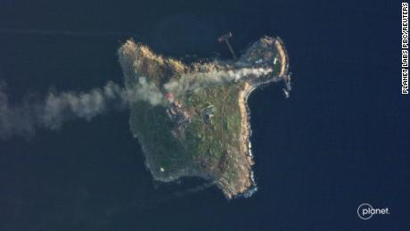 Una vista satelital muestra humo elevándose sobre Snake Island el 8 de mayo de 2022.