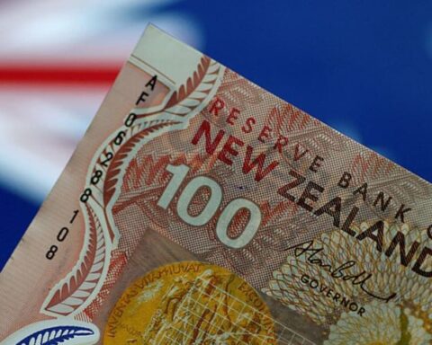 Kiwi se dispara en RBNZ agresivo, dólar rebota desde mínimo de 1 mes
