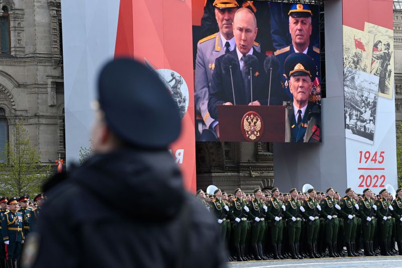 Una pantalla muestra al presidente ruso, Vladimir Putin, dando un discurso mientras los soldados se alinean en la Plaza Roja durante el desfile militar del Día de la Victoria en Moscú el 9 de mayo.