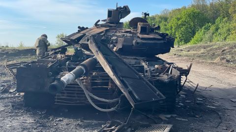 Los restos de un tanque ruso T90M destruido días antes.  El Ministerio de Defensa de Ucrania publicó un video de drones del tanque siendo destruido en el aparente ataque.
