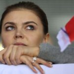 Alina Kabaeva, campeona olímpica rusa de gimnasia rítmica, mira un partido de hockey sobre hielo masculino entre Rusia y Eslovaquia el 16 de febrero de 2014 durante los Juegos Olímpicos de Invierno en Sochi, Rusia.