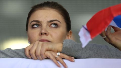 Alina Kabaeva, campeona olímpica rusa de gimnasia rítmica, mira un partido de hockey sobre hielo masculino entre Rusia y Eslovaquia el 16 de febrero de 2014 durante los Juegos Olímpicos de Invierno en Sochi, Rusia.