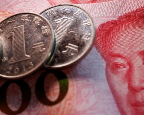 Los bancos de inversión se apresuran a recortar de nuevo las previsiones del yuan tras las revisiones de abril