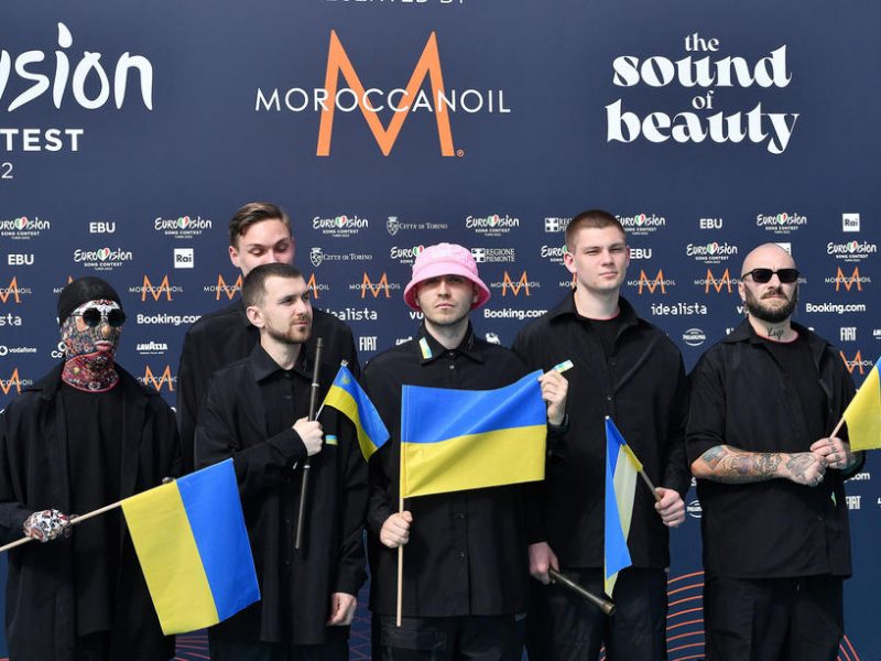 Los raperos populares de Ucrania ganan Eurovisión en un aumento de la moral musical