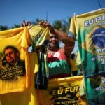 Un vendedor cuelga camisetas del presidente brasileño Jair Bolsonaro en mayo de 2022