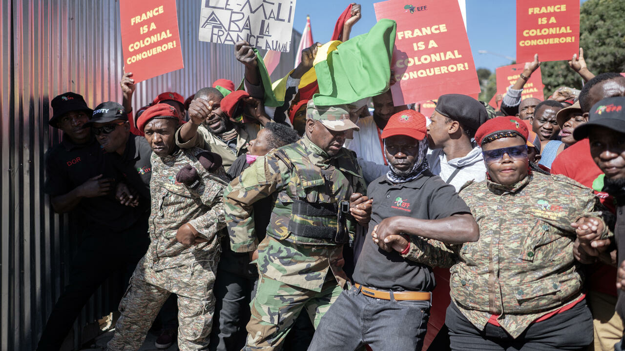 Manifestantes del partido de extrema izquierda de Sudáfrica le dicen a Francia que "salga de África"