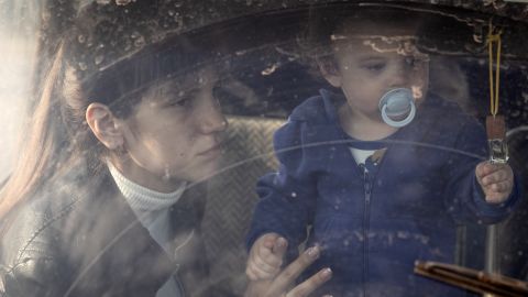 Una mujer y su hijo llegan a un punto de evacuación para las personas que huyen de Mariupol, Melitopol y las ciudades circundantes bajo control ruso.