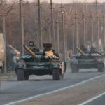El símbolo Z, visto aquí en una columna de vehículos militares rusos, se ha convertido en un motivo de la invasión de Ucrania.