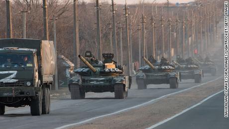 El símbolo Z, visto aquí en una columna de vehículos militares rusos, se ha convertido en un motivo de la invasión de Ucrania.