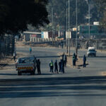 Policía antidisturbios desplegada en Zimbabue antes de la estancia prevista