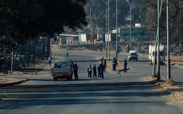 Policía antidisturbios desplegada en Zimbabue antes de la estancia prevista