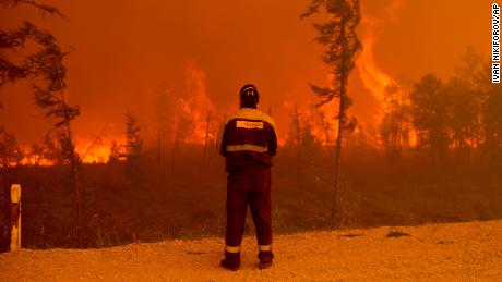 Un incendio forestal cerca de la aldea de Kyuyorelyakh en Gorny Ulus en Rusia, el 7 de agosto de 2021.