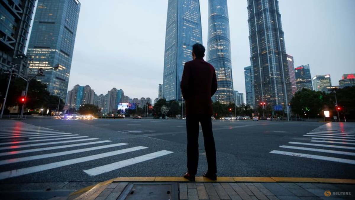 Shanghái permite que firmas financieras reanuden su trabajo a medida que disminuyen los frenos por COVID-19: Fuentes
