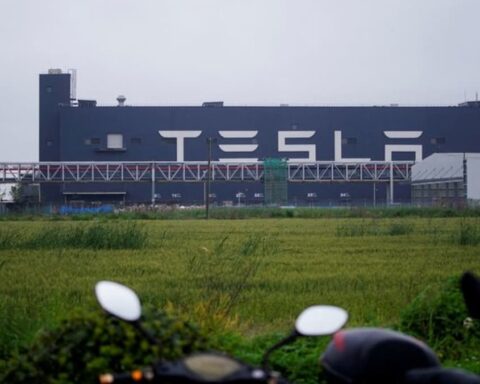 Tesla retrasa el plan para restaurar la producción de Shanghái a los niveles previos al cierre: memorándum