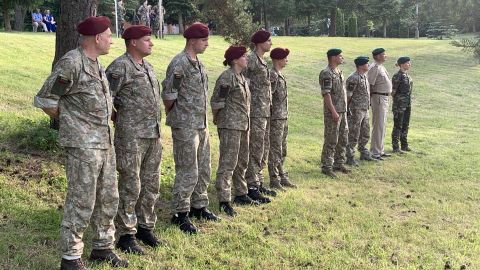 Los nuevos miembros de la centenaria milicia lituana, los fusileros, prestaron juramento en una ceremonia el lunes.  Kalvarija, Lituania