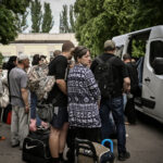 Los residentes hacen fila para evacuar Sloviansk, Ucrania, el 2 de junio.