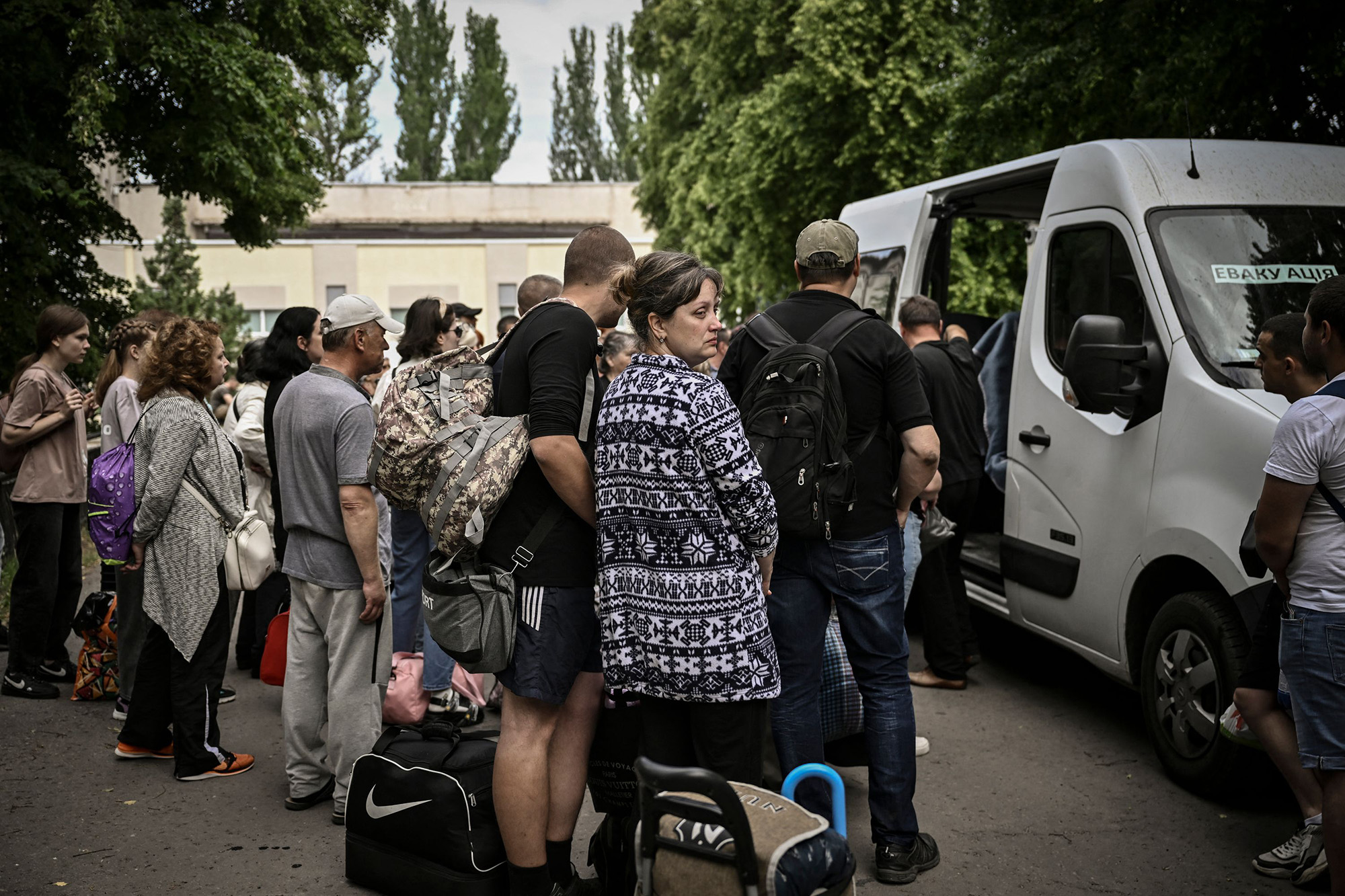 Los residentes hacen fila para evacuar Sloviansk, Ucrania, el 2 de junio.