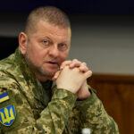 El comandante en jefe de las Fuerzas Armadas de Ucrania, Valeriy Zaluzhnyi, asiste a una reunión con el presidente de Ucrania, Volodymyr Zelenskiy, en Kyiv, Ucrania, el 24 de abril.