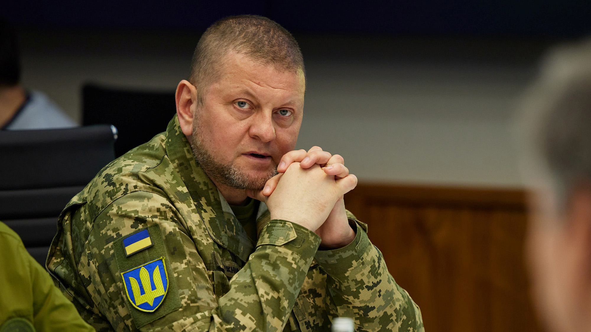 El comandante en jefe de las Fuerzas Armadas de Ucrania, Valeriy Zaluzhnyi, asiste a una reunión con el presidente de Ucrania, Volodymyr Zelenskiy, en Kyiv, Ucrania, el 24 de abril.