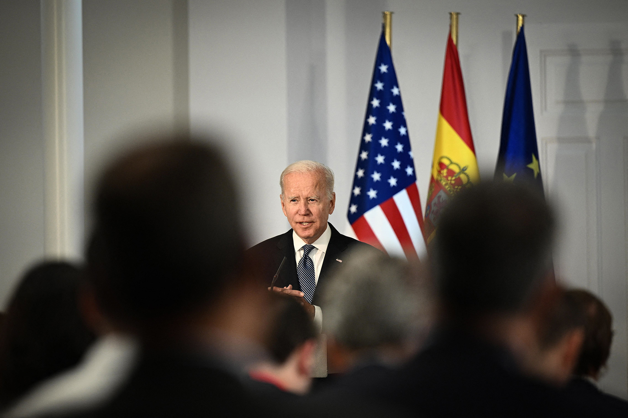 El presidente de los Estados Unidos, Joe Biden, habla durante una conferencia de prensa conjunta con el primer ministro de España después de una reunión en el Palacio de La Moncloa en Madrid, España, al margen de una cumbre de la Organización del Tratado del Atlántico Norte (OTAN) el 28 de junio.