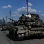 Una columna de tanques del ejército ucraniano rueda por una carretera cerca de Lysychansk el 19 de junio de 2022.