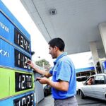 El contrabando de combustible a los países limítrofes por la diferencia de precio ha resultado en escasez recurrente para los argentinos.