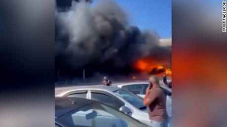 Las imágenes mostraron fuego y humo saliendo del edificio.
