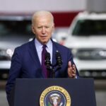 Biden critica al CEO de Tesla, Elon Musk, por la economía y promociona a Ford