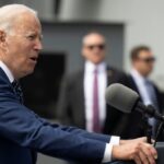 Biden dice que ExxonMobil 'ganó más dinero que Dios'