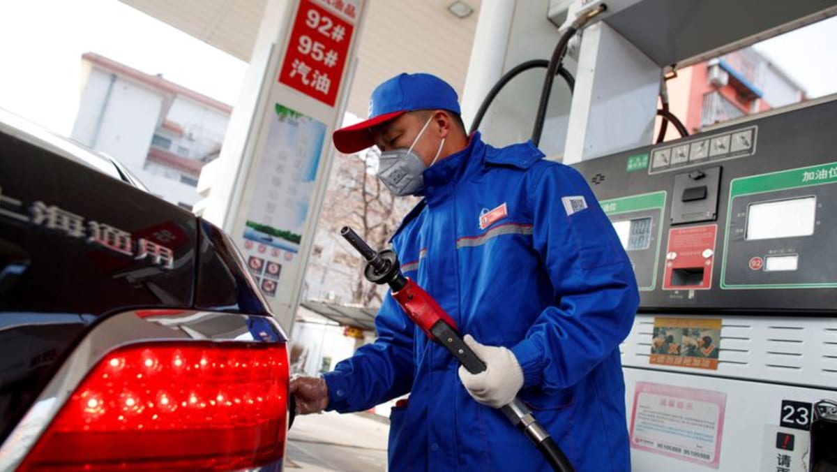 China sube precios minoristas de gasolina y diésel a nuevos máximos