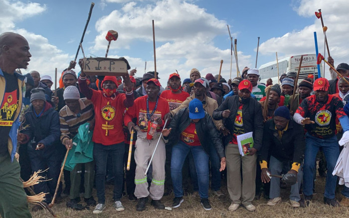 Cientos de mineros afiliados a Numsa se reúnen en la mina Impala para la huelga