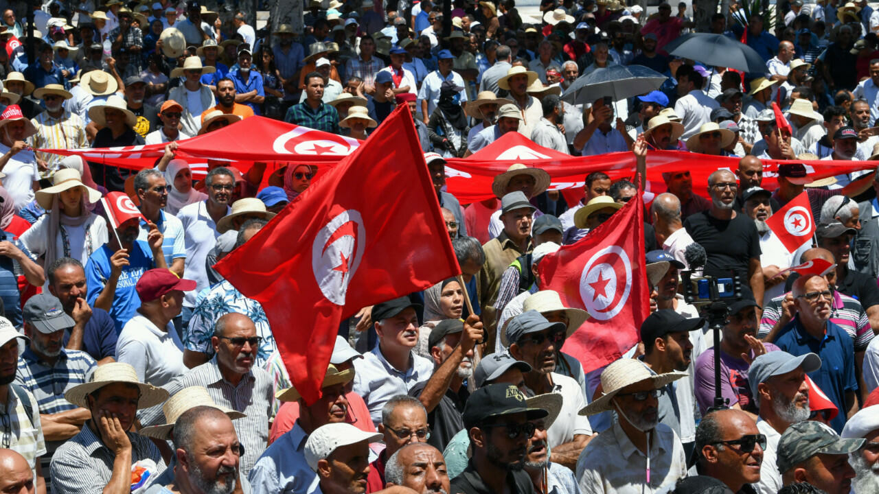 Cientos de personas protestan en Túnez contra el plan de referéndum constitucional de Saied