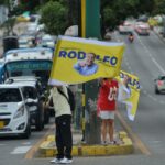 Simpatizantes de Rodolfo Hernández ondean banderas en una calle de Bucaramanga