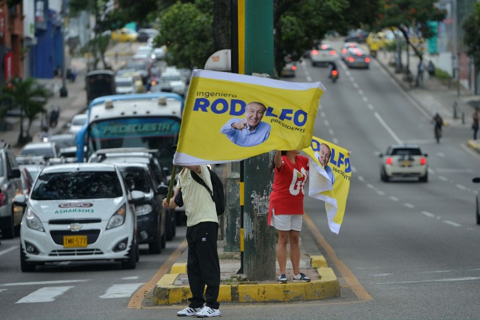Simpatizantes de Rodolfo Hernández ondean banderas en una calle de Bucaramanga