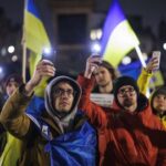 Los ucranianos y otros manifestantes se reúnen en Trafalgar Square de Londres para una protesta en apoyo de Ucrania el 1 de marzo de 2022.